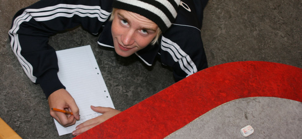 Kille skriver på golvet röd rand